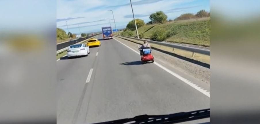 Elektromos rokkantkocsival gurult egy bácsi az M4-es autópályán – videó