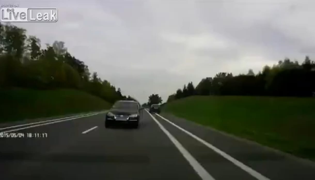 Videó: Ezt senki nem akarja látni autózás közben