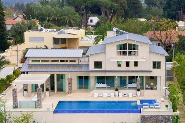 Teljesen átlagos luxusvilla eladó - fekete zongorával