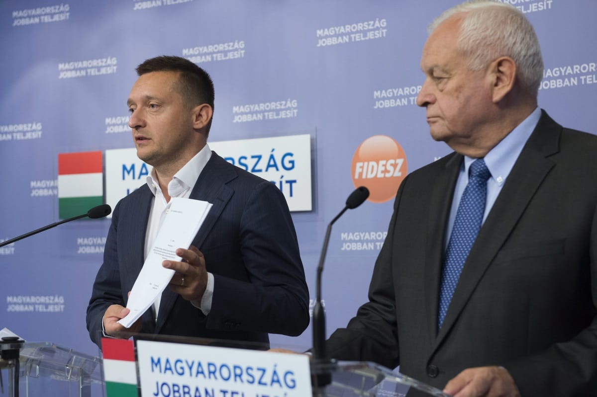 Megtiltják a kamat- és díjemelést másfél évig a bankoknak