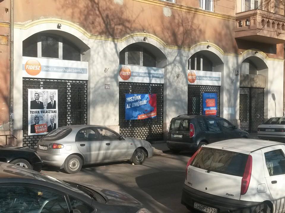 Meghekkeltek tíz Fidesz-irodát (fotó)