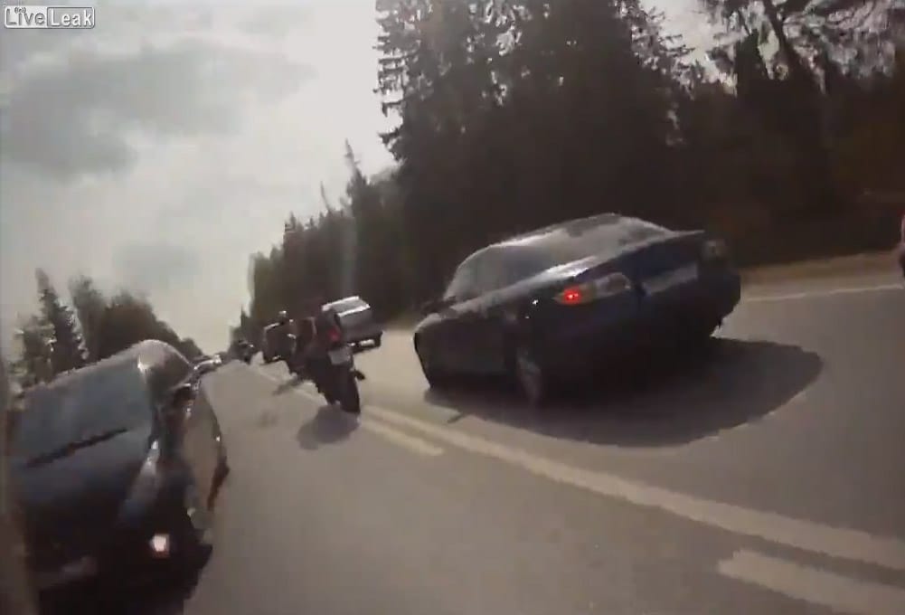 Durva ütközést rögzített egy motoros sisakkamerája - videó