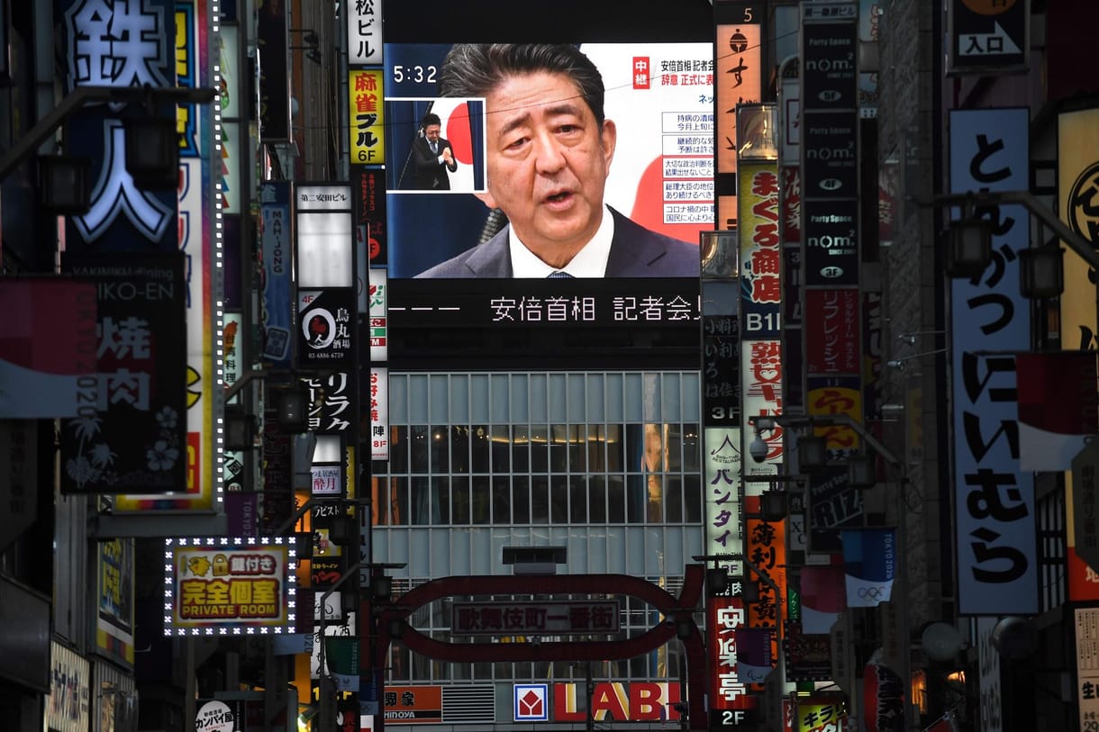 Betegsége miatt távozik a japán kormányfő, és lezár egy korszakot