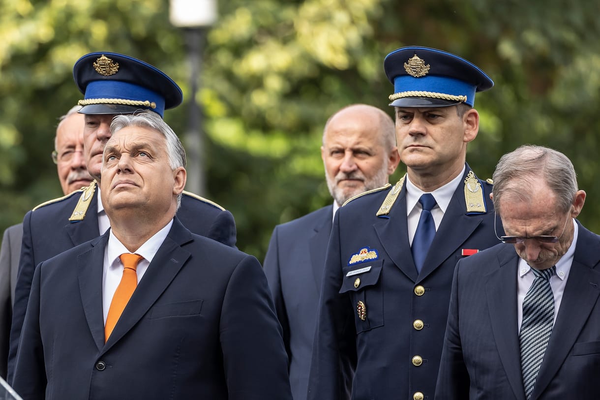 Majdnem igazi korona, egészen igazi lovak és egy miniszterelnök - képeink az idei tisztavatásról