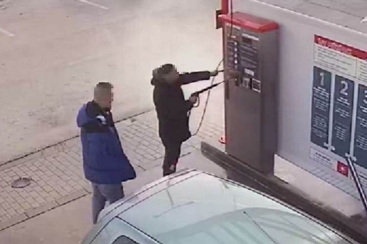 Egy férfi lemosta az autómosó vezérlőpaneljét is, mert úgy látta, koszos