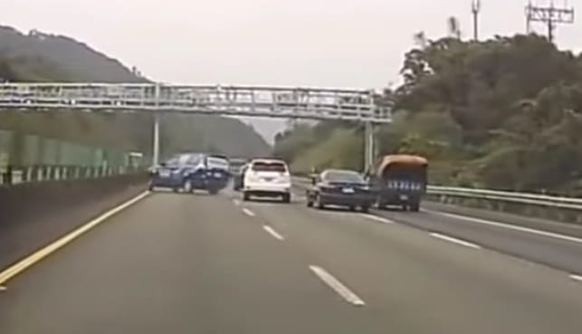 130 km/h-nál egy ártalmatlan helyzetből is ekkora baleset lehet – videó