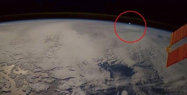 Hirtelen villanással egy különös objektum tűnt fel az egyik űrvideón – 3 ellentmondó magyarázat is előkerült