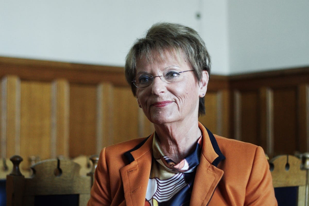 Hoffmann: Törvényellenes a Miniszterelnökség tízórás munkanapja