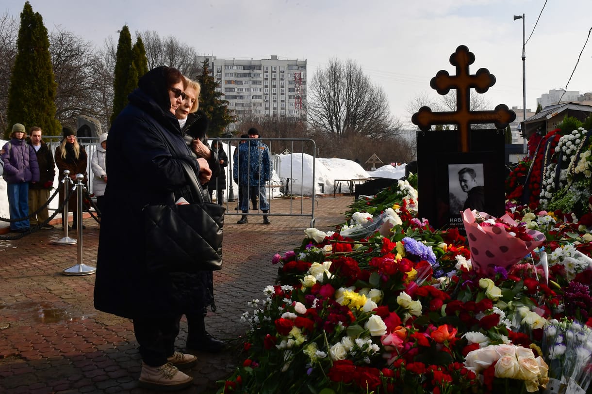 Navalnij édesanyja egy nappal a temetés után látogatott ki fia sírjához