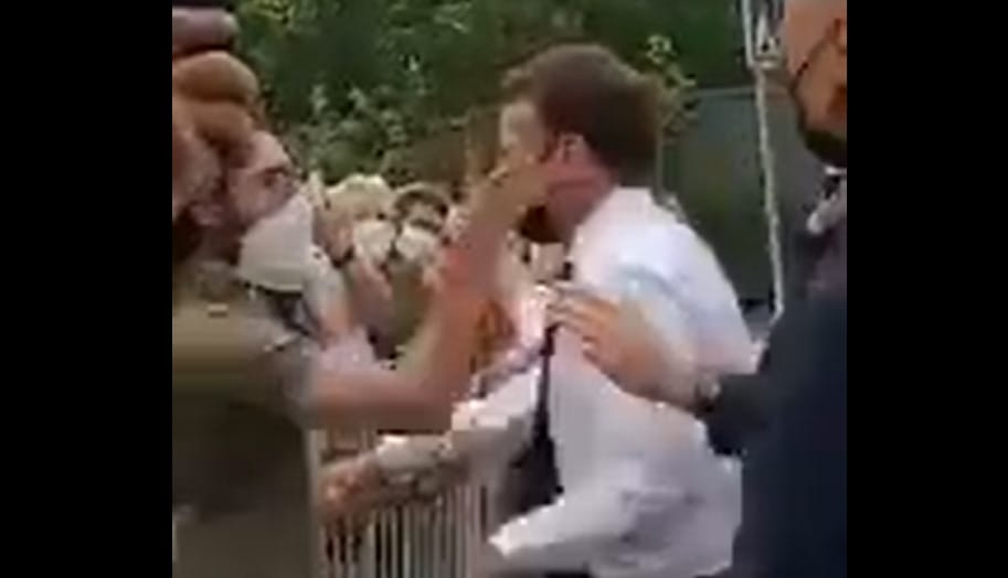 Pofon vágták Emmanuel Macront – videó