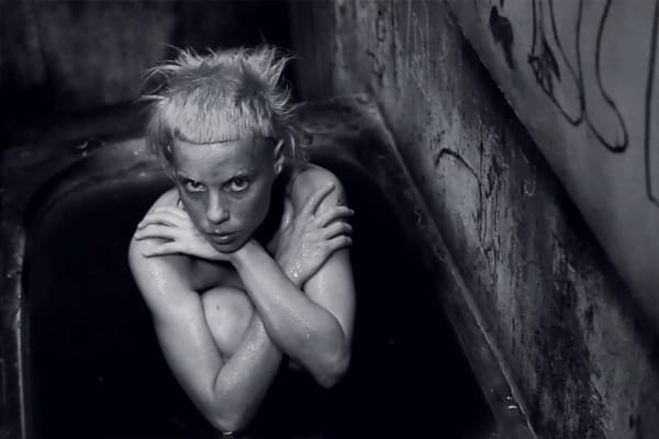 Az új Die Antwoord-klipp sem szűkölködik bizarr karakterekben