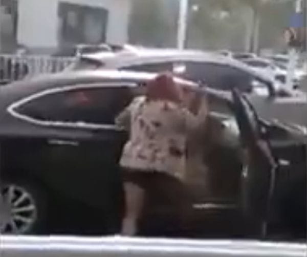Videó: Ilyen, amikor a férj autójában tépik meg a szeretőjét