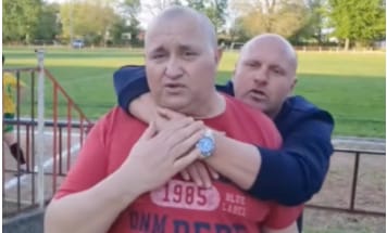 Mutatjuk a szurkolót, aki szemmel láthatóan nem olvasta Gulyás Gergely nyilatkozatát