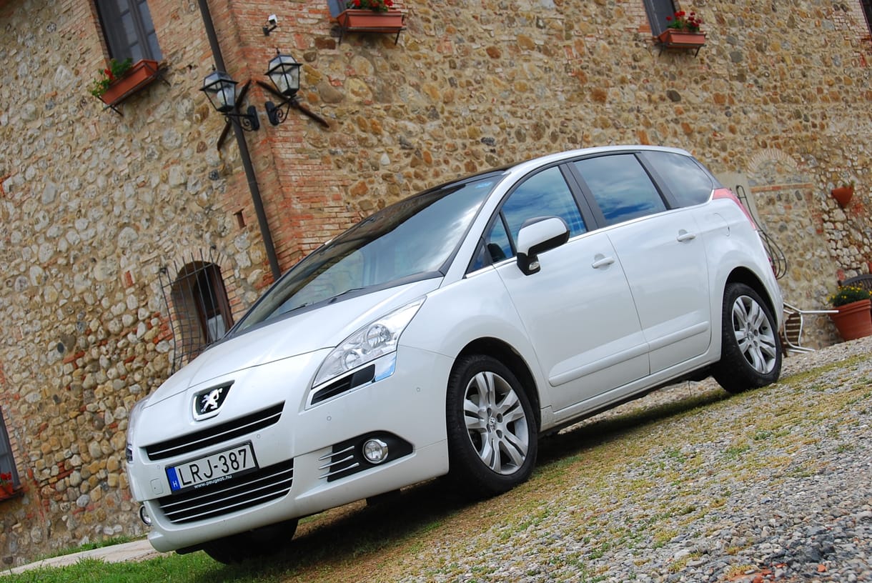 Gyengébb évre számít és szünetet tart a Renault és a Peugeot