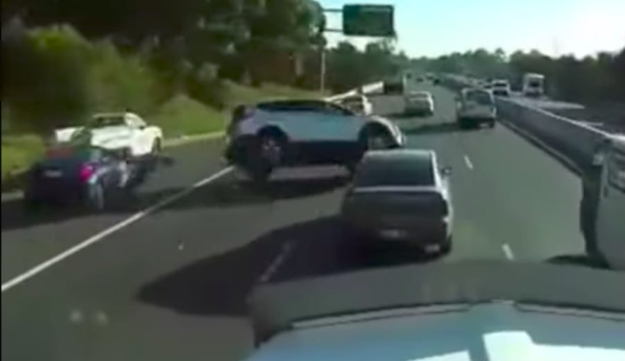 Így lesz tömegbaleset egy figyelmetlenségből – videó