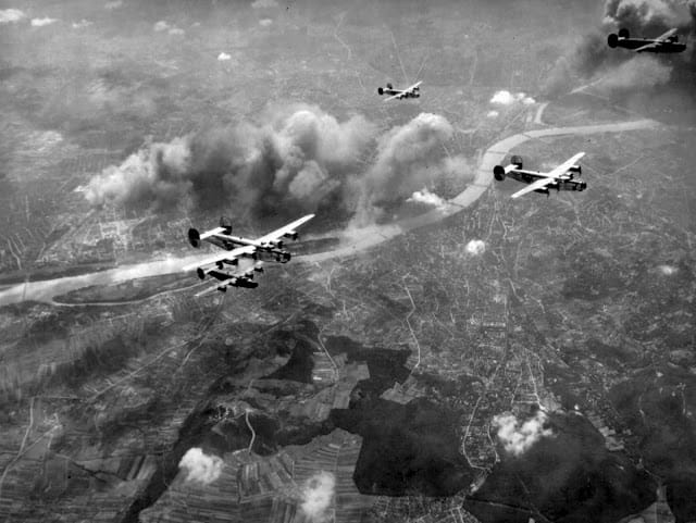 Fotók: Budapest 1944-es bombázása egy amerikai repülőgép fedélzetéről