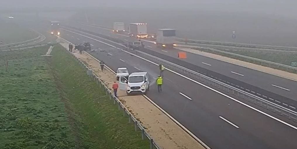 Videón a szerdai karambol, amikor egy autó a forgalommal szemben hajtott az M4-esen