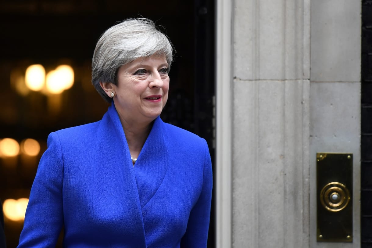 Theresa May proseccoval és csokival próbálja leszerelni pártjának kritikusait