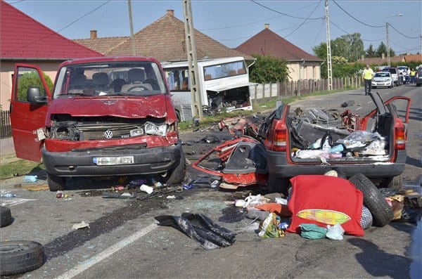 Durva fotók a győrteleki karambolról
