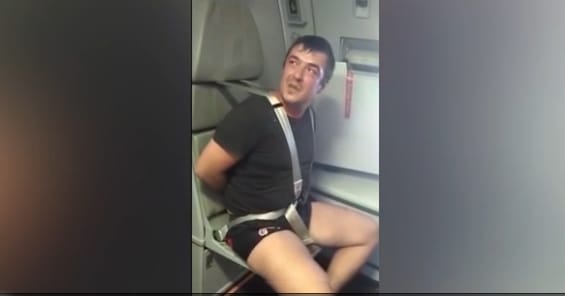 Videó: Lekötöztek egy részegen verekedő utast az Aeroflot járatán