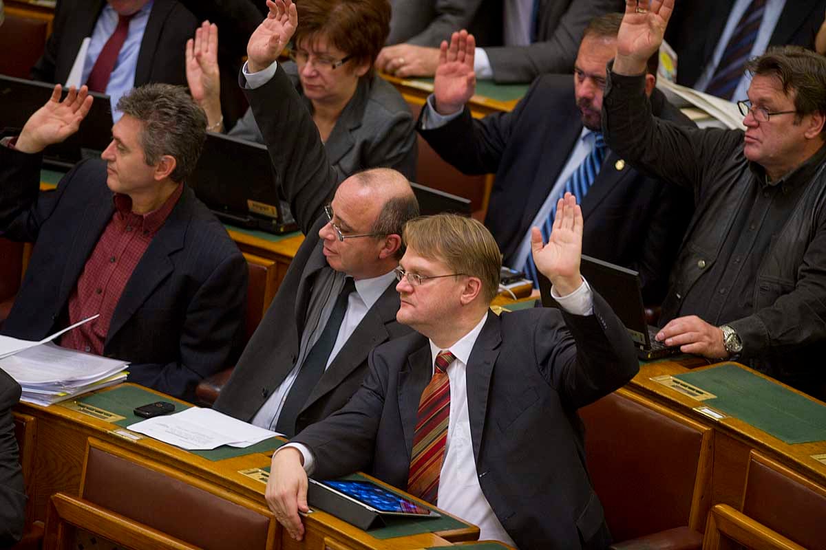 Lázár ajánlata: nem bízik az ellenzék a Fideszben 