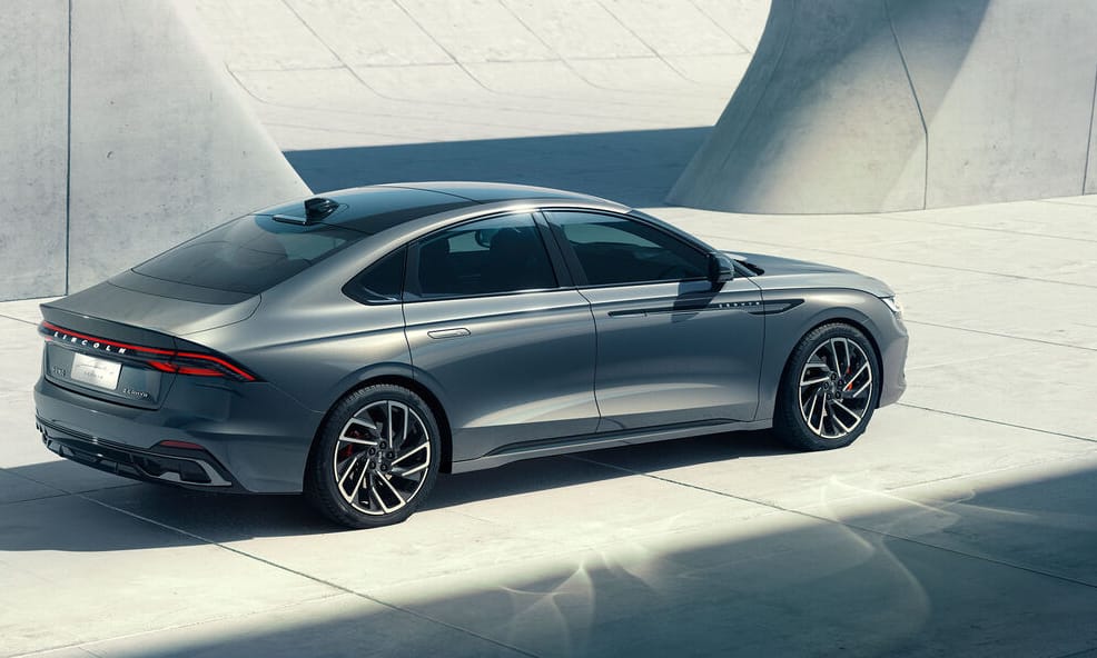 Gyönyörű kupészedán a Ford luxusmárkájától, míg nálunk halott a Mondeo