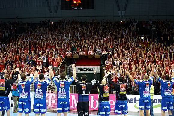 Száműzték helyéről a Szeged kapusával keménykedő veszprémi szurkolót