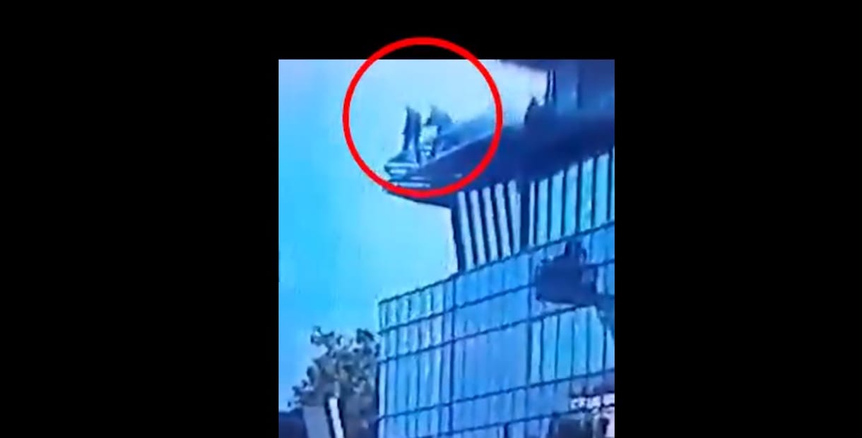 Videón, ahogy a rendőrök megmentik a kecskeméti plázáról leugrani készülő férfit
