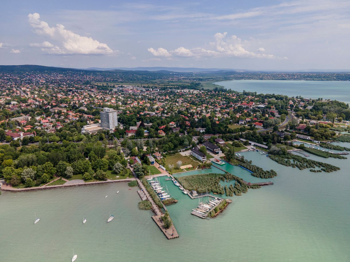 És akkor az alga mellett közpénz úszik a Balatonban