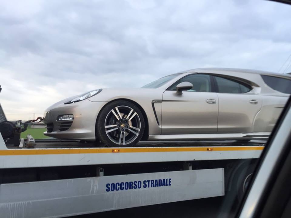 Alig hiszünk a szemünknek: létezik a Porsche Panamera halottaskocsi