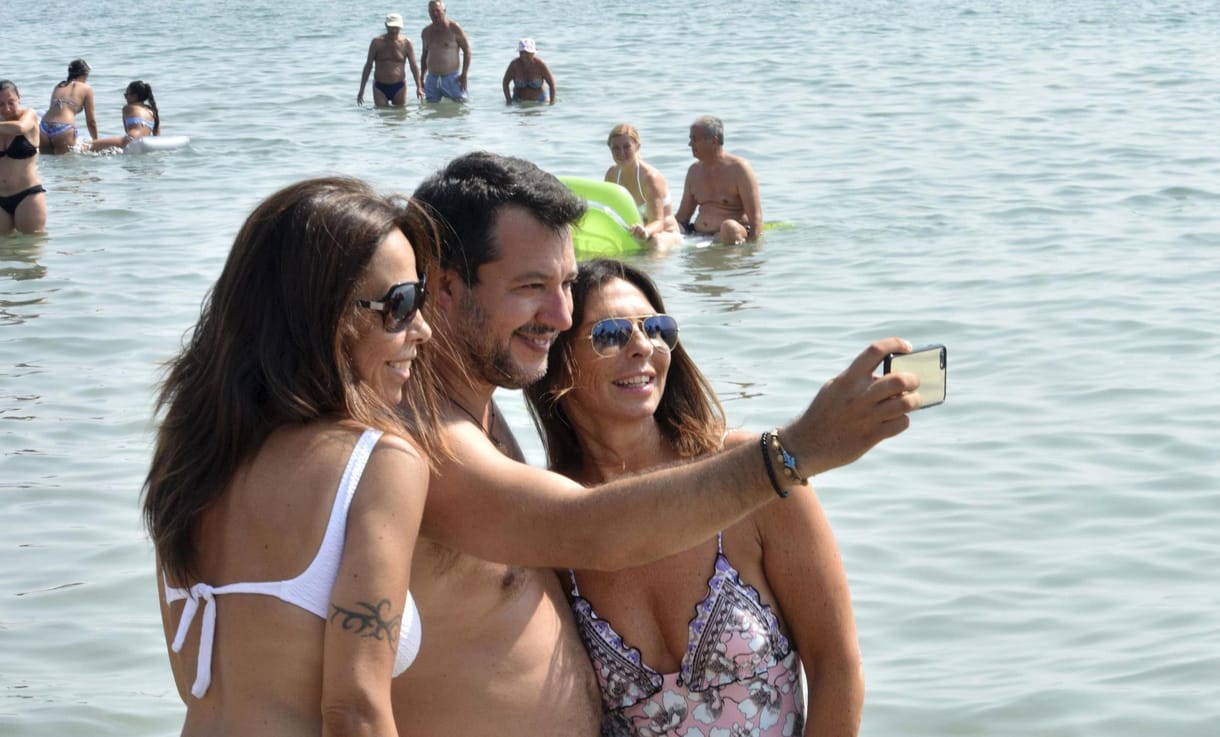 Matteo Salvini tengerparti szelfizéssel vette semmibe a távolságtartást