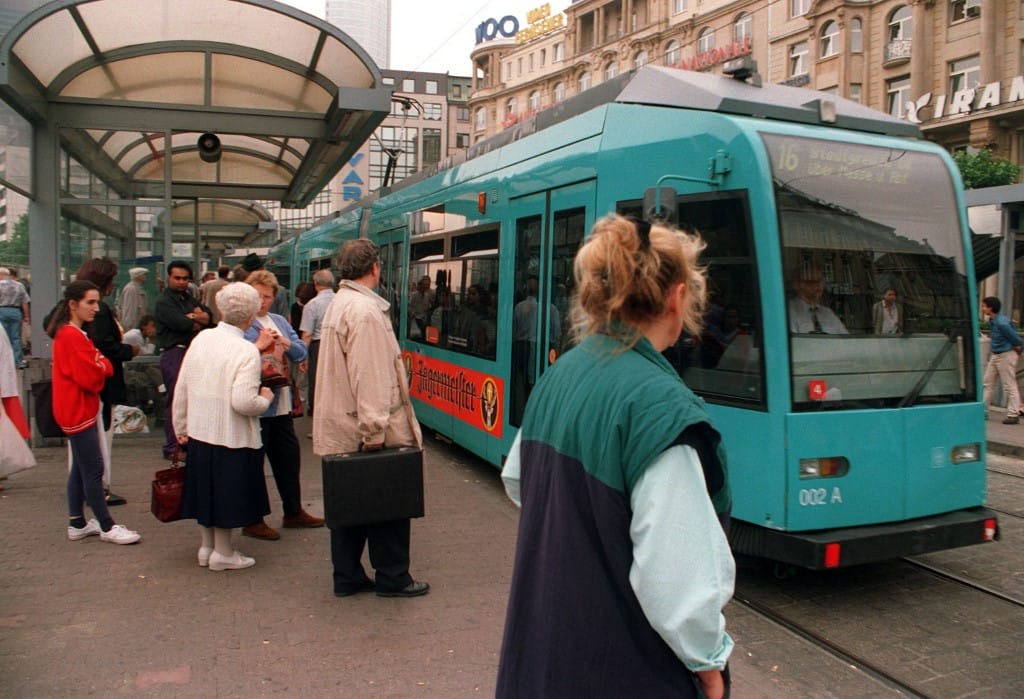 Lehet, hogy légkondit sem lehet beszerelni a frankfurti villamosokba, amiket Budapest venne