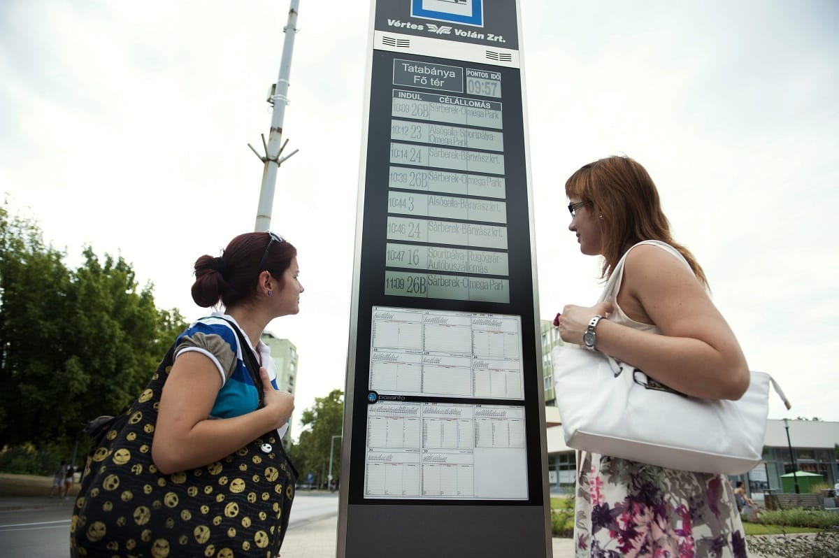 Fotók: kijelzők mutatják Tatabányán, mikor jön a busz