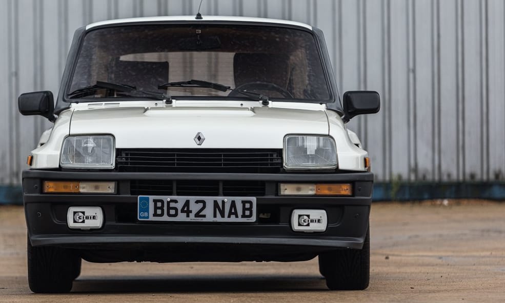 Új gazdára vár ez a motorját a hátsó ülések helyén tudó régi Renault 5-ös