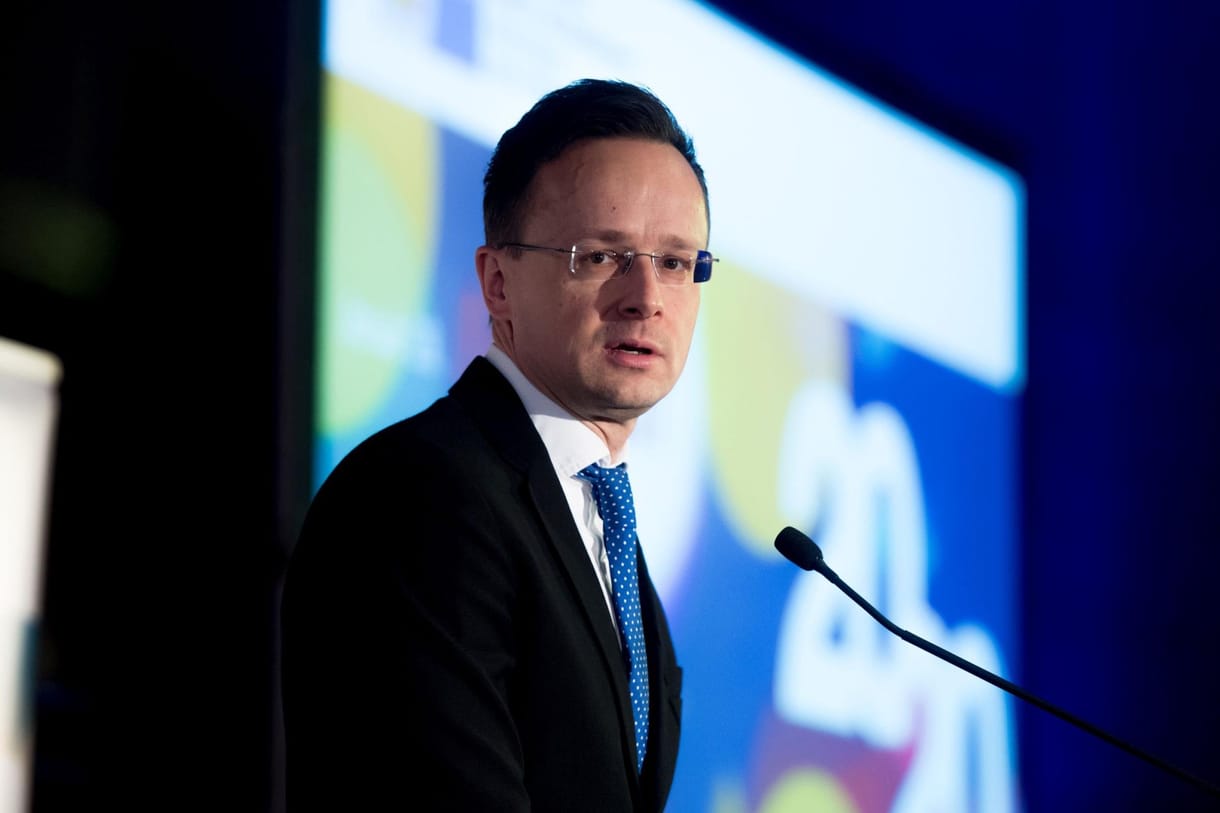 Három főosztályvezetőjét is kirúgta Szijjártó