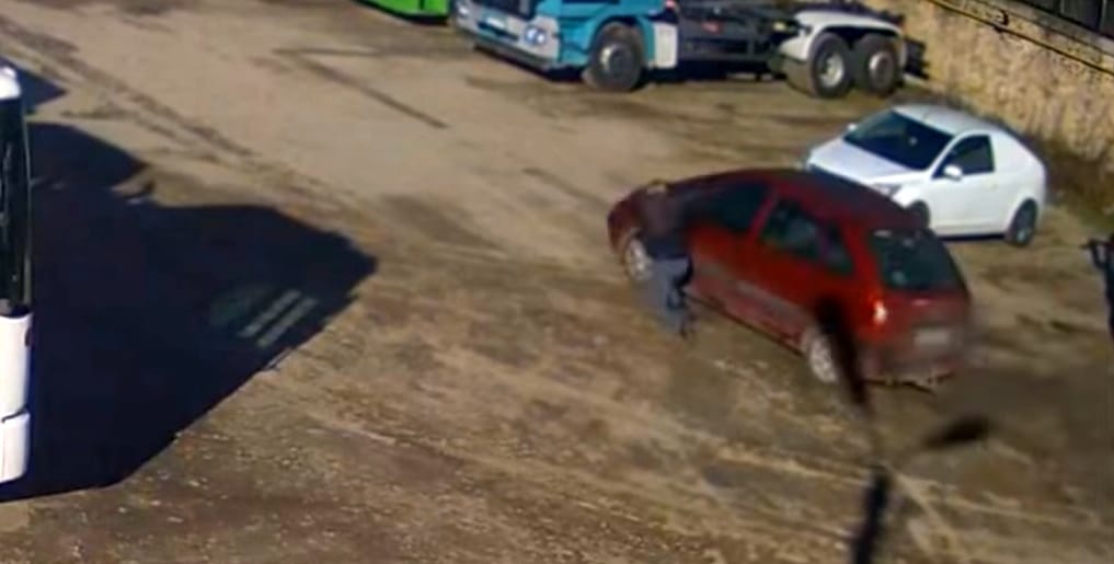 Lopni ment a telephelyre, elgázolt egy embert, majd elhajtott – videó