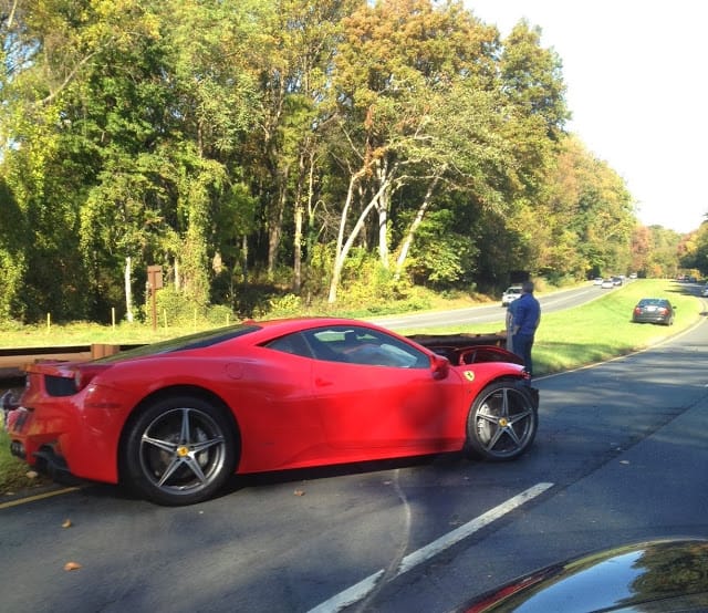 Száguldozott a sofőr, korlátnak csapódott a Ferrari 458 Italia – fotó