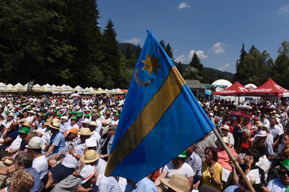 A magyar konzulátusnak is dolgozott a tusványosi nőrángató fotós
