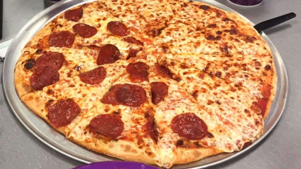 A pizzériák rémálma: milliók dőltek be a YouTubernek, aki azt állította, újrasütik a nem eladott pizzákat
