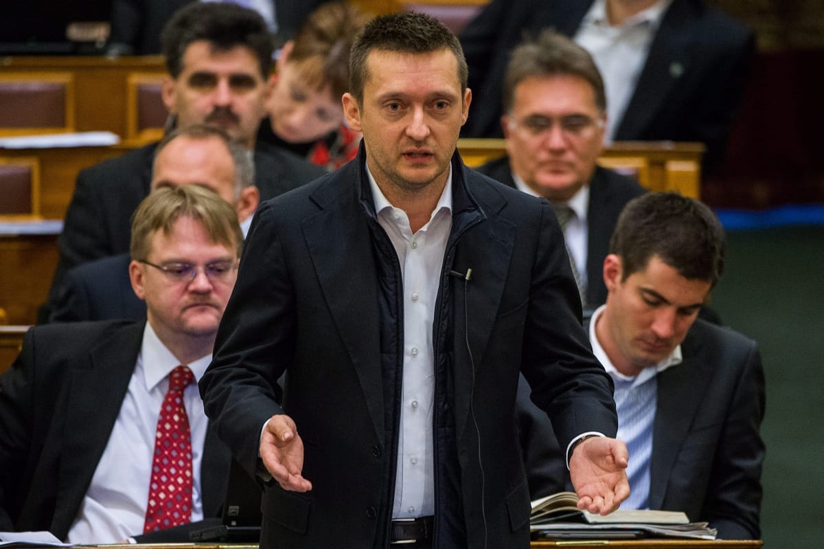 Rogán fenyegeti, de nem nyomta fel a bankokat