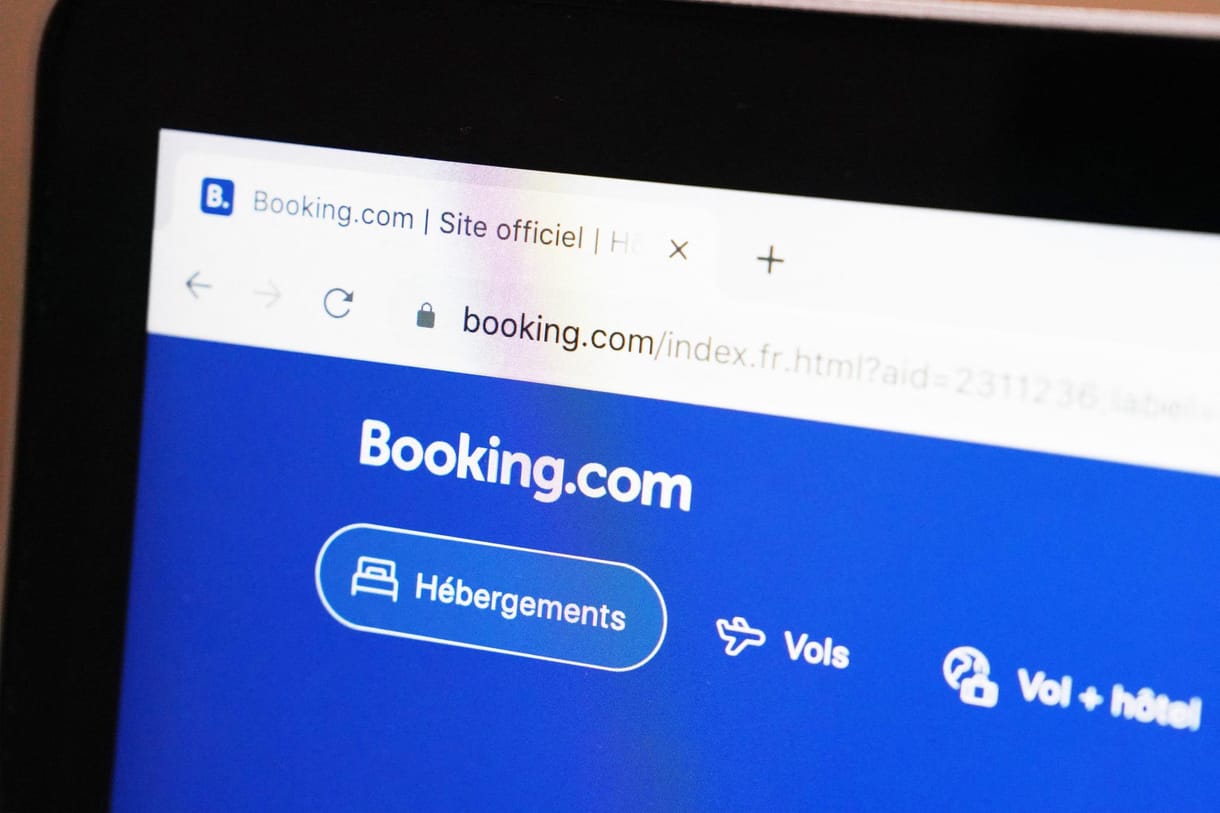 Bocsánatot kért a fizetési botrányért a Booking.com vezére