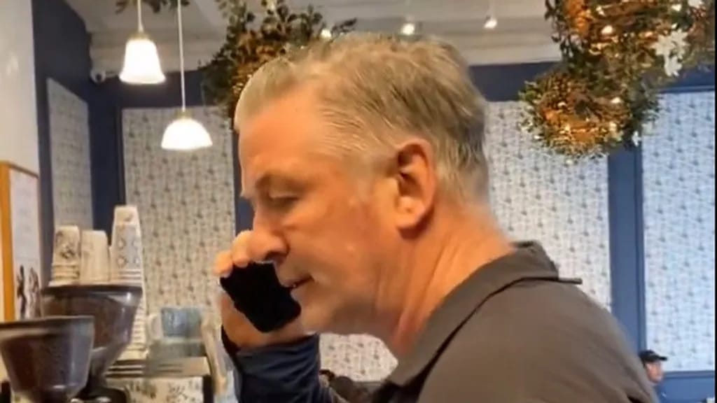 Kiverte zaklatója kezéből a telefont Alec Baldwin egy kávézóban - videó