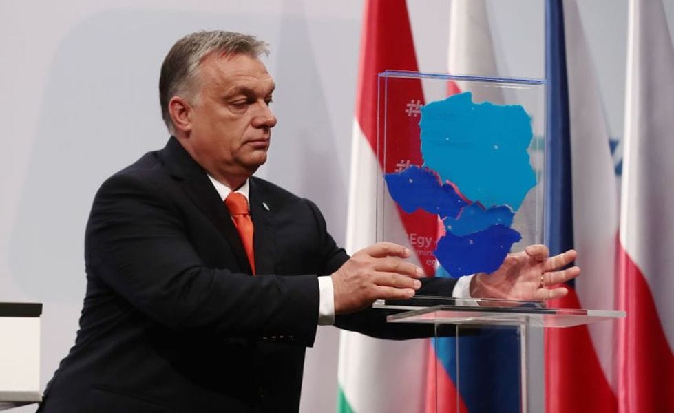 Az illiberalizmus miatt szakadunk le a visegrádi országoktól is