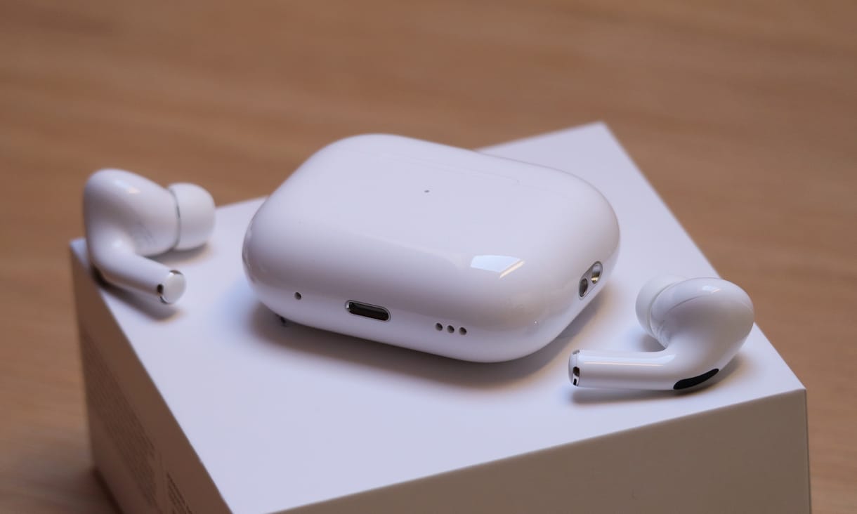 Talán az iPodot éleszti fel az Apple: kijelző kerülhet az AirPods fülhallgató tokjára