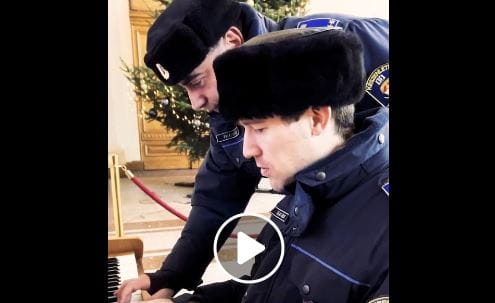 Videó: így nyomja a boogie woogie-t két rendőr a Keletiben