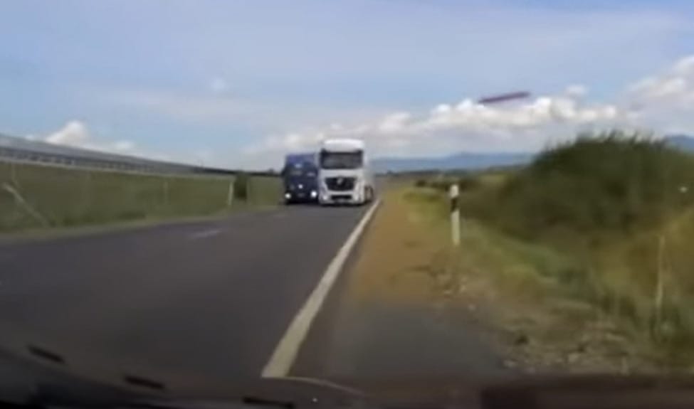 Kis híján tragédiát okozott egy előző kamionos a 3-as úton – videó