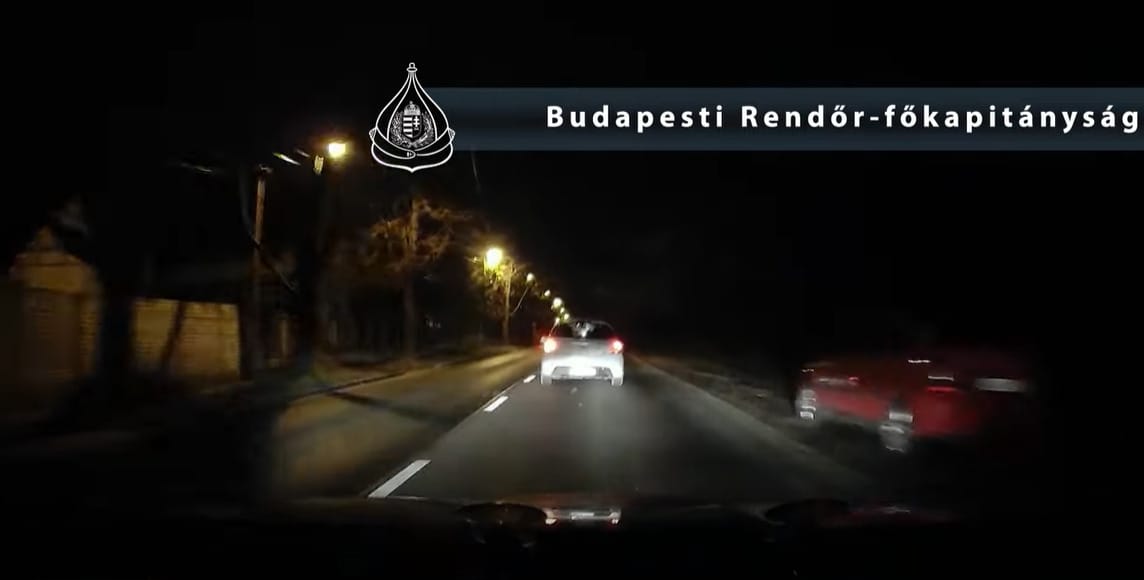 Törött szélvédővel menekült a rendőrök elől egy sofőr - videó