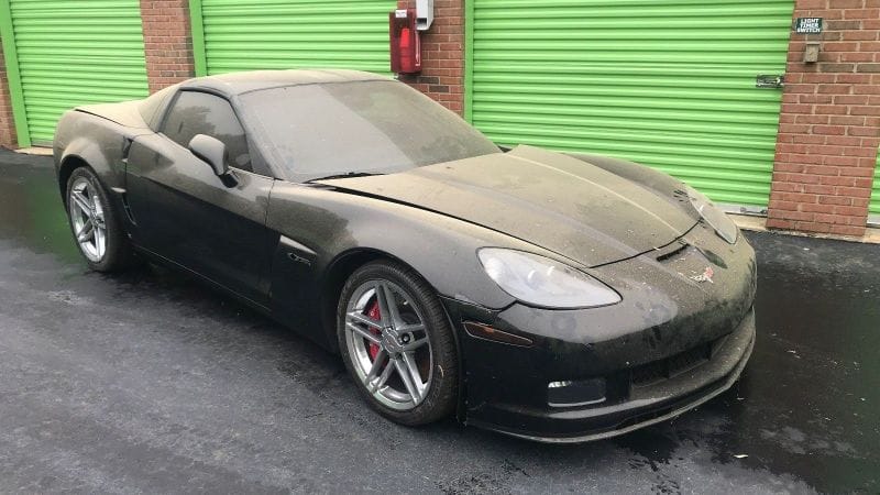 Valaki ottfelejtett nyolc évre egy vadonatúj Corvette-et egy raktárban