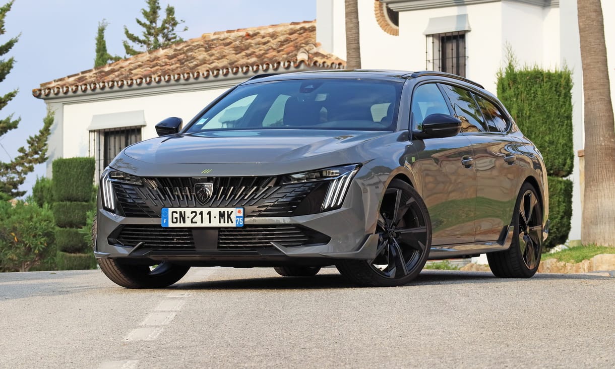 Támad a villany, távozóban a dízel: négy új Peugeot hibridet és villanyautót vallattunk