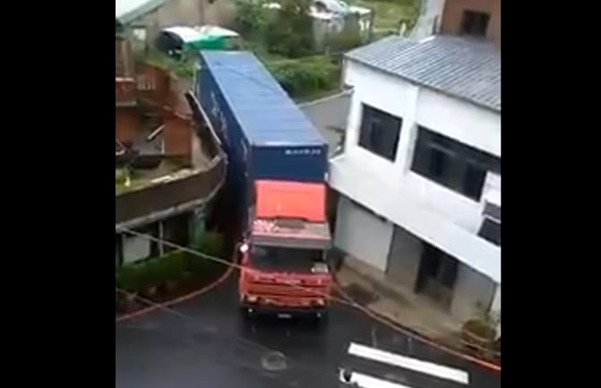 Ez a sofőr nagyon tud: lehetetlen helyen manőverezett a kamionnal – videó